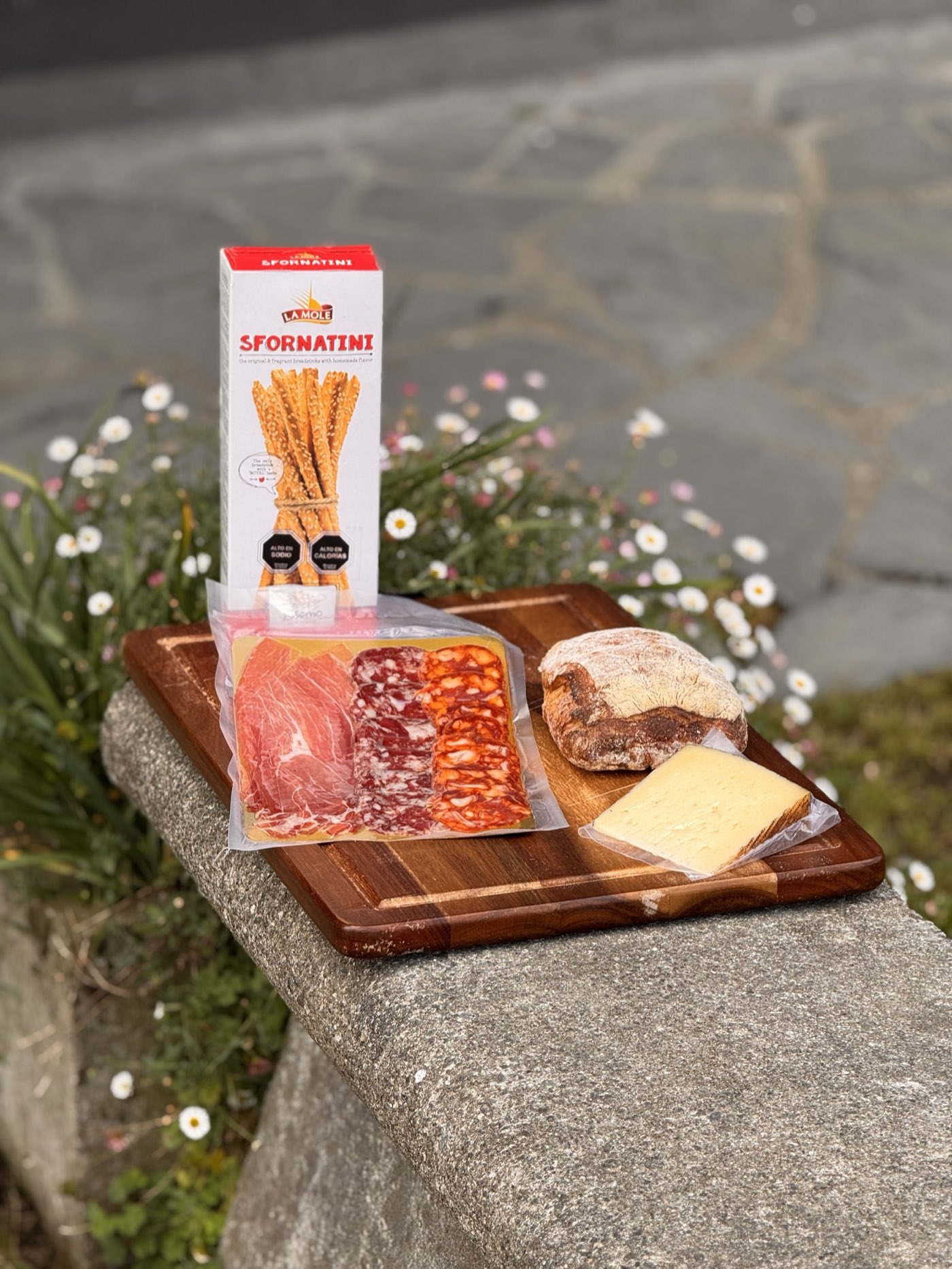 Tabla, pan y quesos de La Charcutería sobre piedra